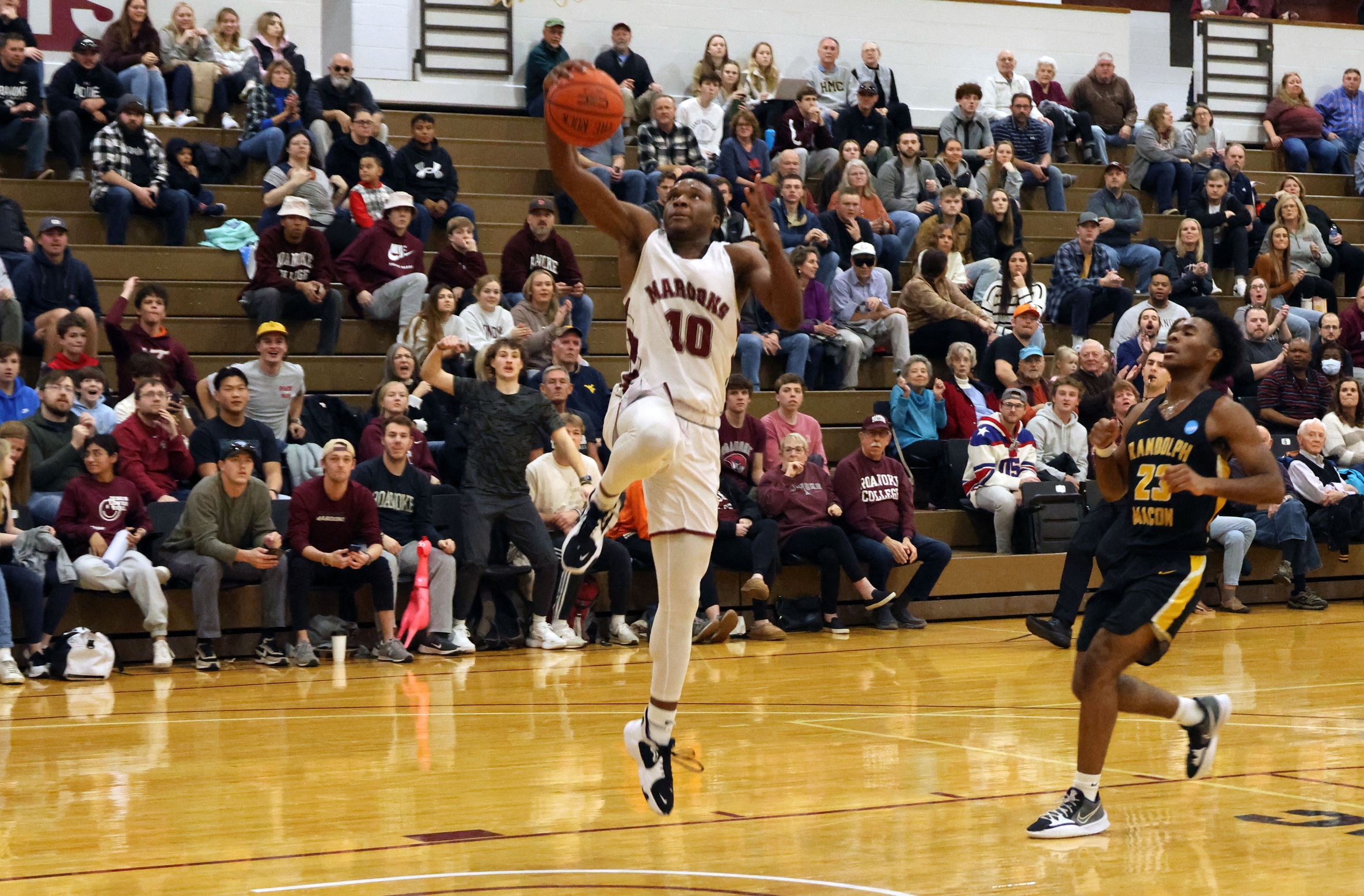 Late Surge by No. 2 Randolph-Macon Leads Yellow Jackets Over Maroons