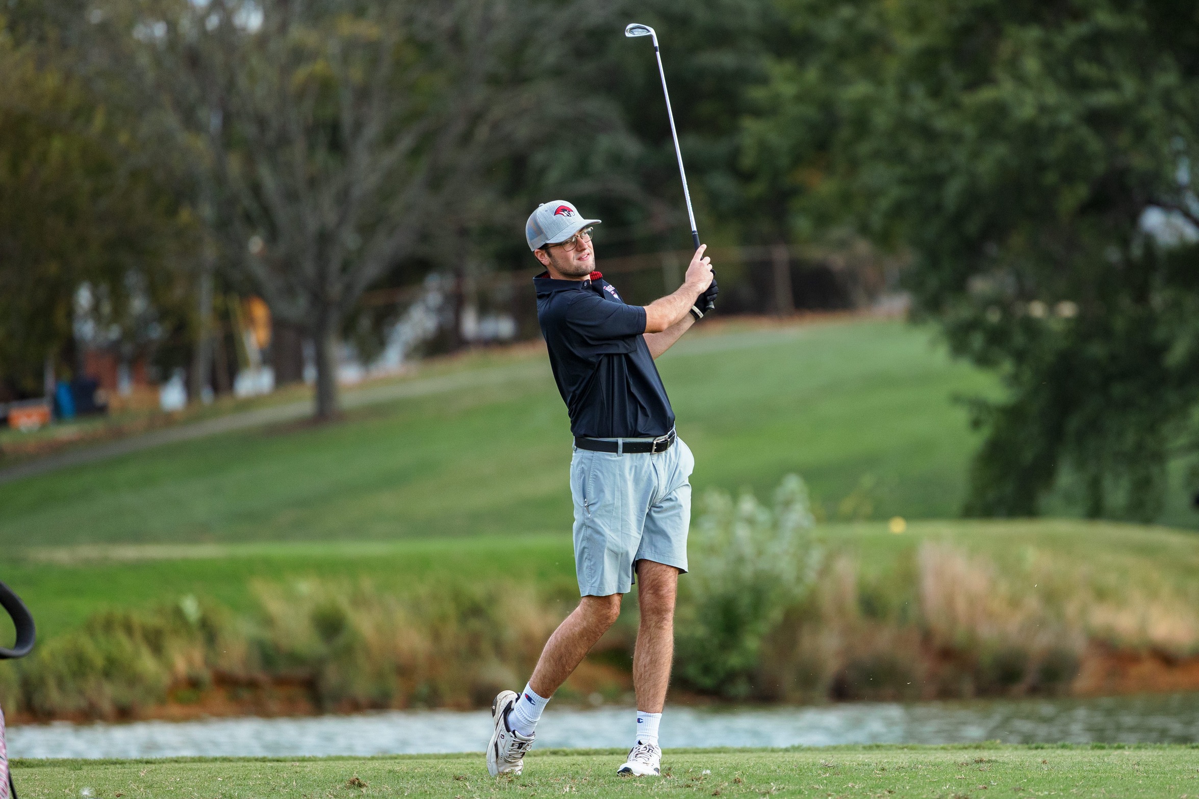 RC golfer Daniel Poff hitting a shot on a par 3