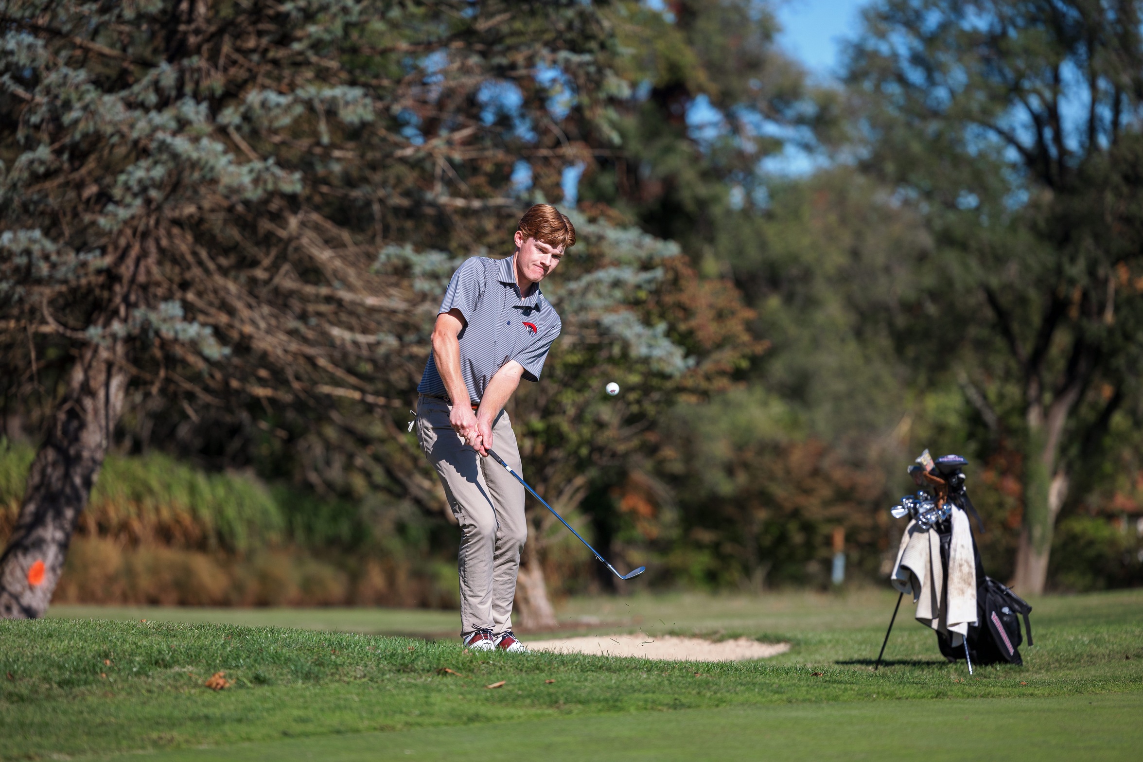 Palmer Cuny hitting out of a bunker