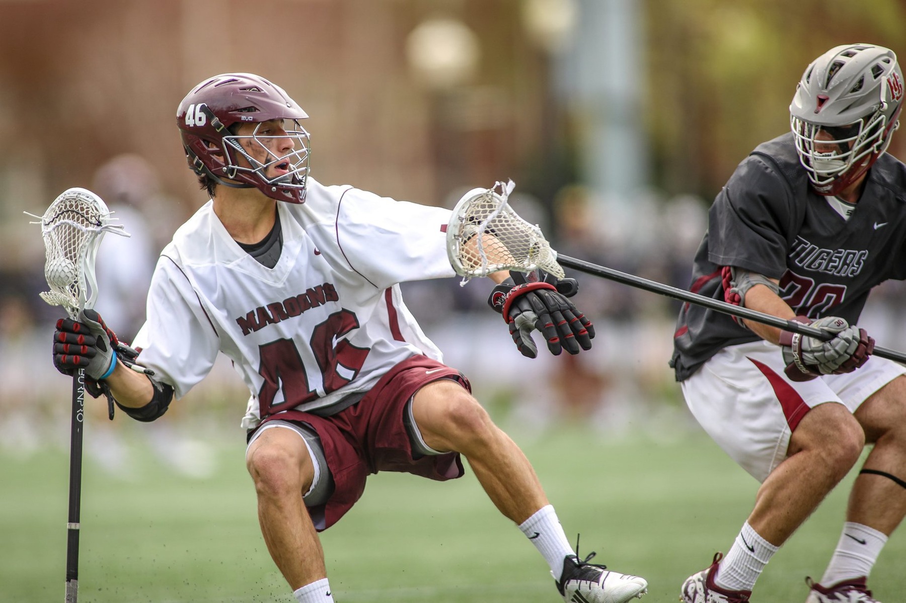 Roanoke used 11 second-half goals to knock off Kenyon 15-11 in men&rsquo;s lacrosse action on Wednesday afternoon in Salem.