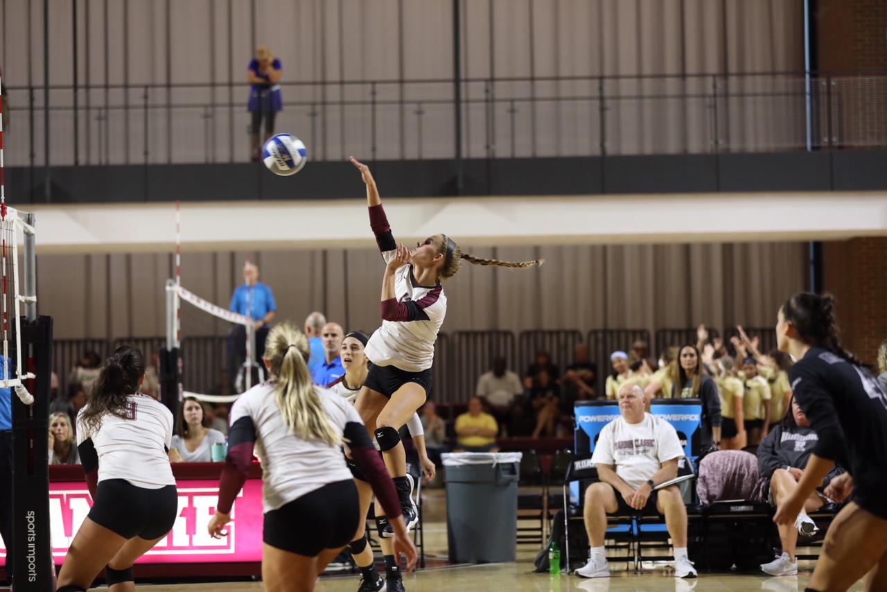 Bridgewater Tops Roanoke in ODAC Volleyball
