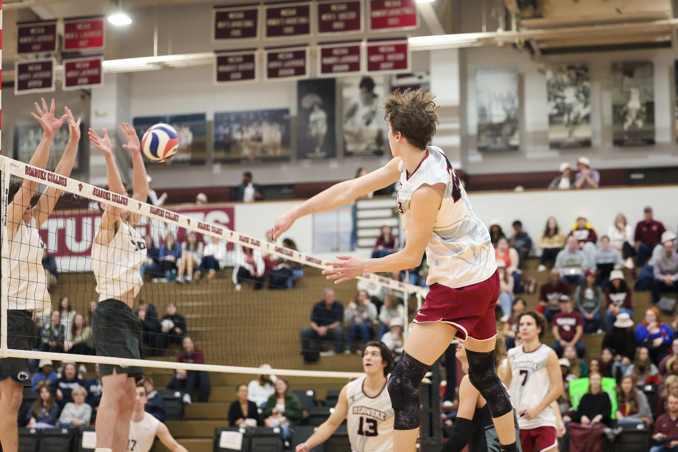 Men's Volleyball Splits Matches against Elizabethtown, St. Vincent (Pa.)