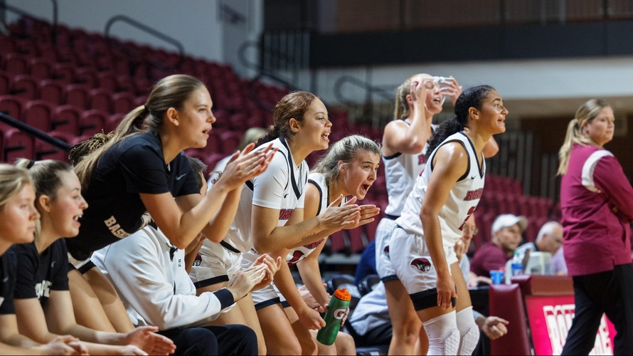 Nereu's Double-Double Leads Maroons Over Marlins 57-56 on the Road
